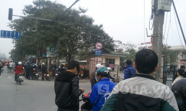 Những người làm nghề xe ôm tại bến xe Giáp Bát đang bàn tán về cai chết của nạn nhân Quảng
