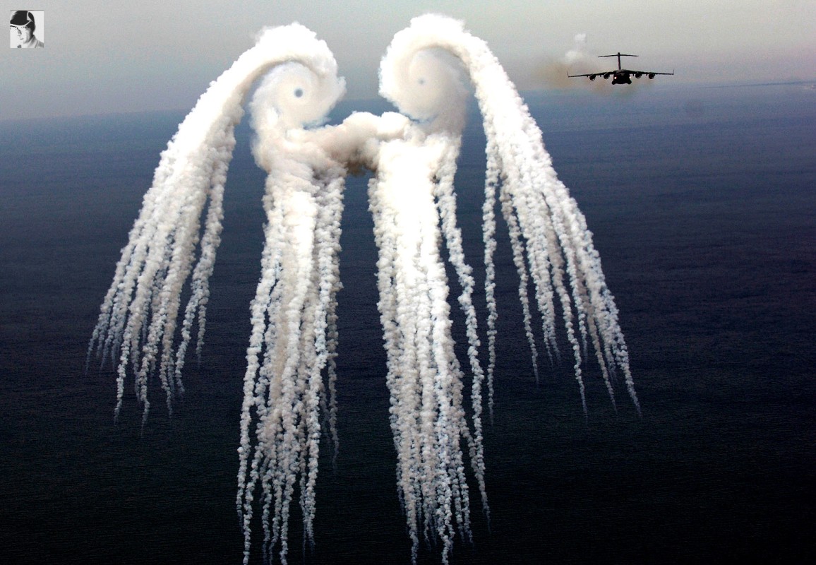 	Máy bay C-17 Globemaster III với màn thả khói tuyệt hảo