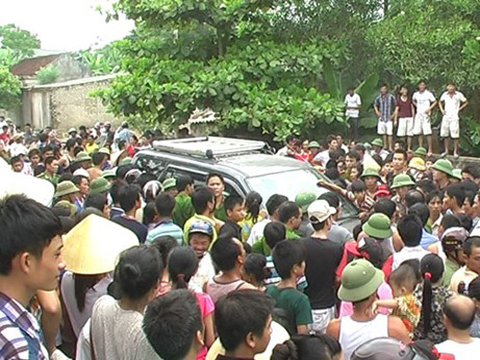 
	Hàng ngàn người vây không cho cơ quan chức năng đưa 2 &quot;cẩu tặc&quot; đi cấp cứu tại Yên Thành - Nghệ An vào đầu tháng 6/2013.