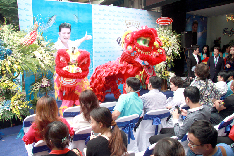 
	Sáng nay, Mr Đàm chính thức khai trương thương hiệu Vua Biển ở Hà Nội.