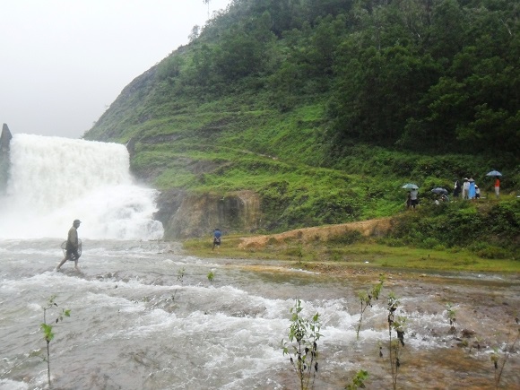 Mang theo nơm để úp cá