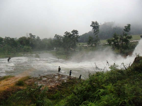 Bụi nước bay mù mịt