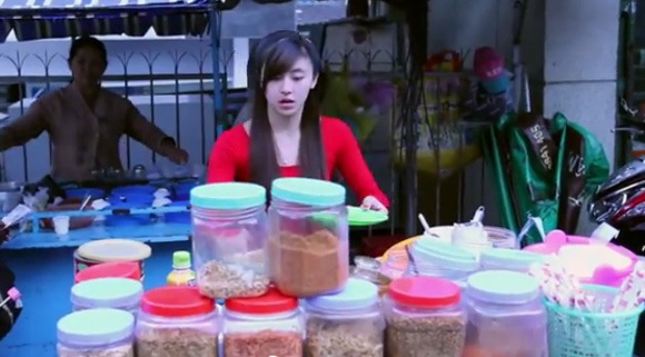  	Những hình ảnh đầu tiên về cô gái bán bánh tráng trộn xinh đẹp được đăng tải trên mạng xã hội