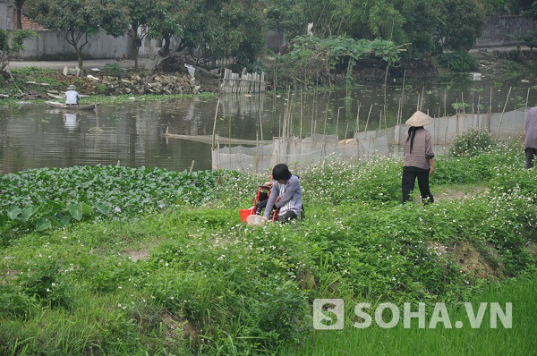 
	Không chỉ có một mình, người phụ nữ này còn mang theo một em bé.