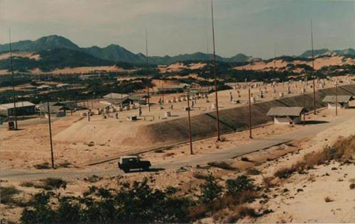 Toàn cảnh một kho chứa nhiên liệu ngầm của căn cứ. Ảnh chụp năm 1991
