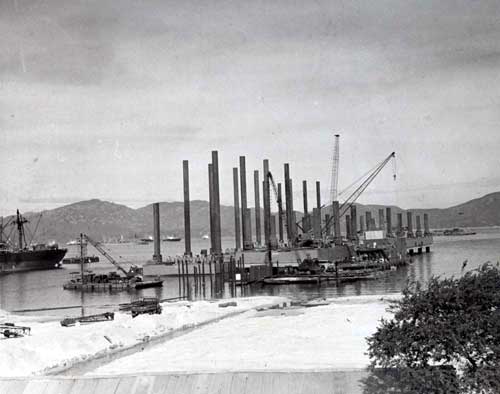 Hải quân Mỹ đang xây thêm cầu cảng cho tàu quân sự cỡ lớn cập bến tại Cam Ranh vào năm 1965. Ảnh: Lịch sử Hải quân Mỹ