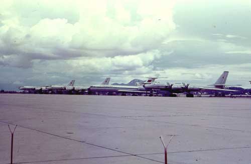 Các máy bay thuộc đơn vị không quân hạm đội Thái Bình Dương tại sân bay Cam Ranh.