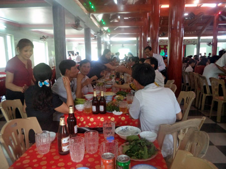 	Tiệc cưới của con trai bà Nương được tổ chức linh đình trong 2 ngày 31.7 và 1.8. Ảnh: Dân Việt