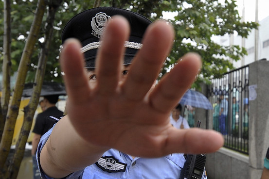 
	Sáu nhân viên cảnh sát đã thẳng tay đánh đập bà Chen, bất chấp sự can ngăn của người dân xung quanh.