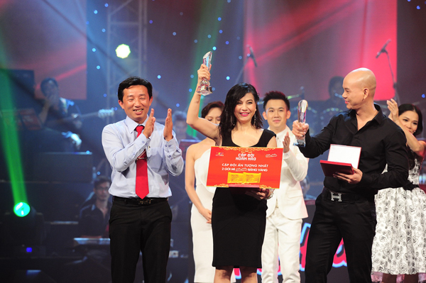 
	Cát Phượng và Phan Đinh Tùng nhận giải được khán giả bình chọn.