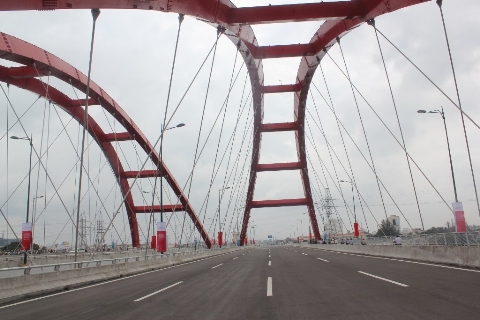Cầu Bình Lợi với hai vòm Nielsen rất ấn tượng, một trong những cây cầu hội tụ những kĩ thuật tiên tiến nhất của Việt Nam hiện nay.