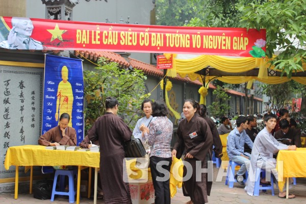 Ngay từ sáng sớm, hàng trăm tăng ni, phật tử đã có mặt tại chùa Vân Hồ để tham gia buổi lễ. Lễ cầu siêu cho Đại tướng diễn ra trang nghiêm, cung kính, tất cả một lòng hướng lòng thành kính sâu sắc về Đại tướng.