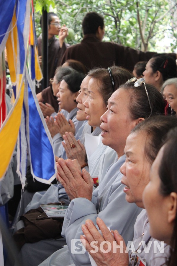  	Cầu mong cho linh hồn Đại tướng siêu thoát. Nhiều tăng ni, phật tử không giấu nổi sự xúc động trước sự ra đi của Đại tướng. Bà Đặng Kim Thoa (73 tuổi) – phật tử ở chùa Nam Dư Thượng (Lĩnh Nam, Hà Nội) cho biết bà đã đi theo Phật được hơn 20 năm.