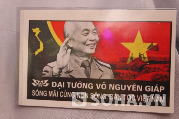 Đại tướng Võ Nguyên Giáp sống mãi cùng non sông dân tộc Việt Nam được đeo trước ngực bên trái của mỗi người đến dự.