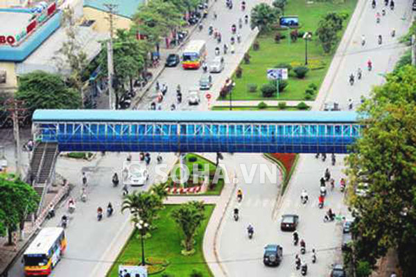 Cầu vượt đi bộ đầu đường Nguyễn Chí Thanh có tổng số vốn đầu tư hàng chục tỷ đồng này cũng mới được xây dựng và đưa vào sử dụng trong một thời gian ngắn.