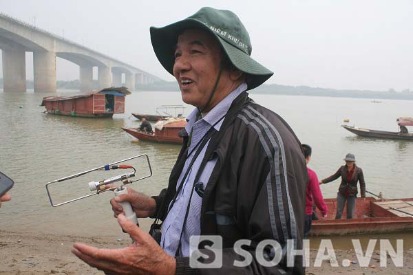 TS Vũ Văn Bằng đang tiến hành việc khảo sát tại khu vực chân cầu Thanh Trì vào sáng 9/12.
