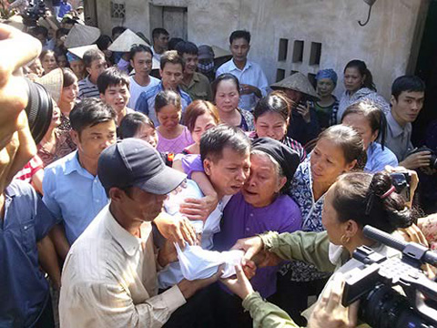 
	Ông Nguyễn Thanh Chấn trong vòng tay của người thân sau 10 năm bị tù oan.