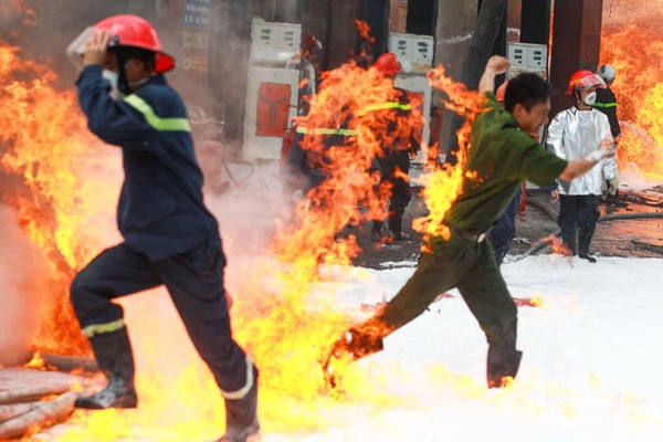 
	Cần trang bị bảo hộ chữa cháy cần thiết để lực lượng PCCC không bị "cháy" trước khi dập được cháy (ảnh Nguyễn Khánh/Tuổi trẻ)