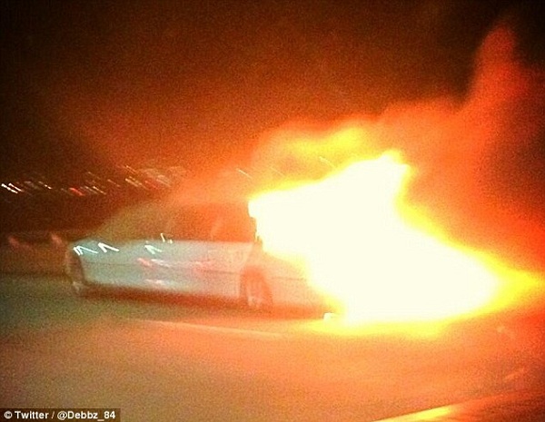
	Ngọn lửa bắt nguồn từ đuôi xe rồi nhanh chóng lan ra khắp cả chiếc xe.