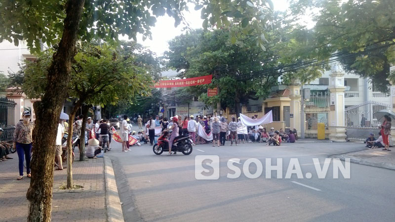 	Hàng trăm tiểu thương phản đối việc cho lập chợ tạm ở khu vực chợ Hội Đô hiện nay