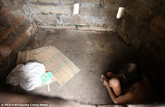 Trung Quốc: Sốc với người đàn ông bị cha mẹ "nhốt" trong nhà đá suốt 30 năm trời