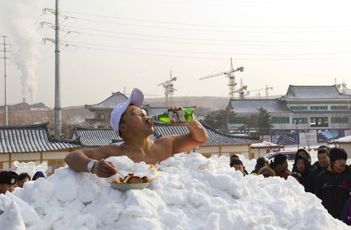  	Ông Jin Songhao người Trung Quốc lập kỷ lục ở trần trong tuyết lâu nhất 	thế giới vào tháng 01/2011. Ông đã vùi mình trong tuyết lạnh suốt 46 	phút 7 giây mà không hề có quần áo trên người.
