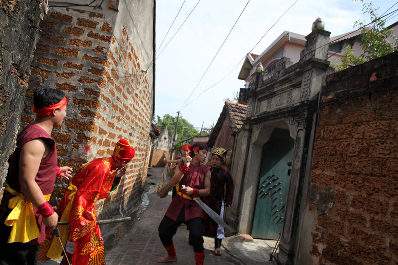  	Thế nên, Bao Chảnh và Triển Chiêu đã cùng lao vào cuộc đấu trí đầy hài hước với cô.