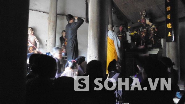 Ngày 30.1.2013, Ông Đẩu (mặc áo đen) vẫn ngang nhiên ra đứng cúng ở chùa cùng Sư Trụ trì để cúng.