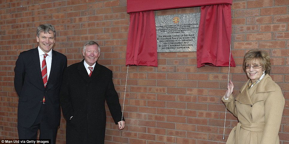 
	Bà Cathy và Sir Alex trong lễ công bố tượng đồng của HLV người Scotland bên ngoài sân Old Trafford