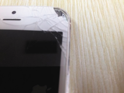 	iPhone 5 sau tai nạn phát nổ gây chấn thương ở mắt.