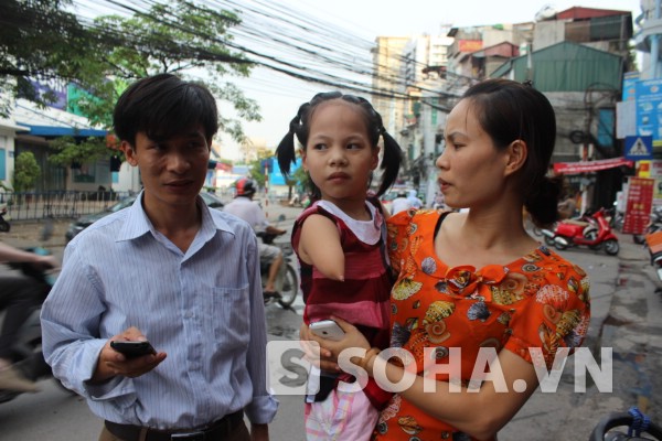 Cô bé Linh Chi cùng bố mẹ trước giờ đến buổi giao lưu cùng Nick Vujicic.