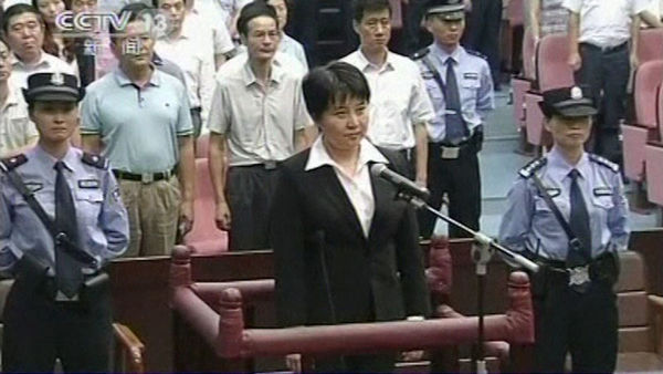  	Nhiều người dân Trung Quốc tỏ ra bất bình với những bản án tử hình treo dành cho nhân vật có tiếng tăm ở Trung Quốc như bà Cốc Khai Lai, vợ của cựu Bí thư Thành ủy Trùng Khánh Bạc Hy Lai.