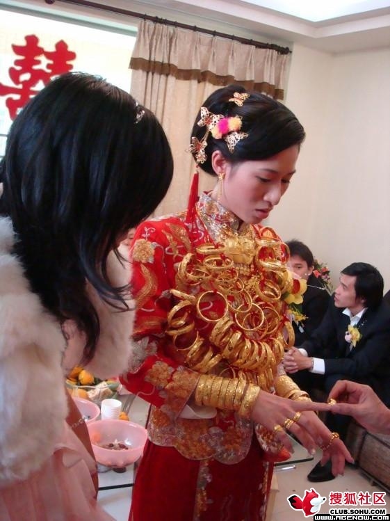 	Một cô dâu Trung Quốc đeo đầy vàng trong lễ cưới của mình.