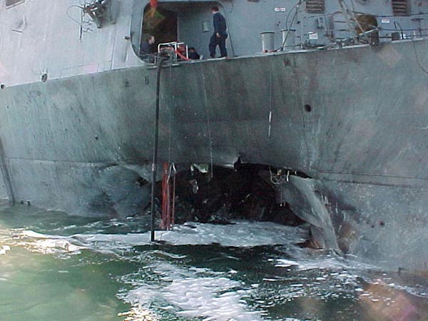 Hậu quả của vụ tấn công khủng bố là một lỗ thủng lớn có kích thước tới 12x12 mét bên mạn trái tàu  khu trục Cole với khối lượng thiệt hại lên đến 550 tấn.