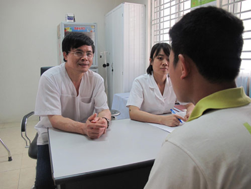 
	TS, bác sĩ Lê Vương Văn Vệ - Giám đốc Bệnh viện Chuyên khoa Nam học và Hiếm muộn Hà Nội đang tư vấn cho bệnh nhân khám nam khoa tại Viện