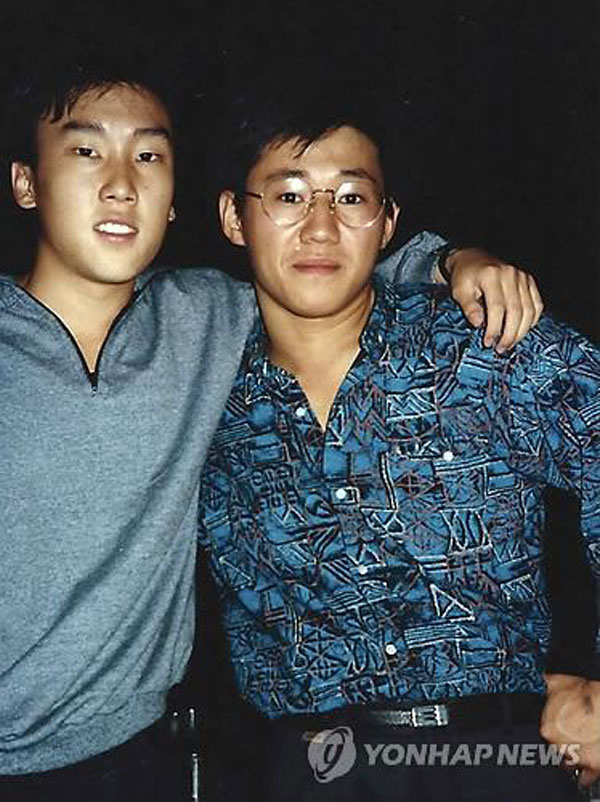
	Kenneth Bae (phải) khi còn trẻ