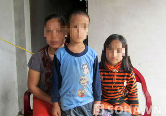 Chị H (xã Khánh Phú, Yên Khánh) cùng với các con của mình. Trong 4 đứa con của chị H, có 2 đứa con (trong ảnh) được cho là 'con rơi' của nam công nhân người TQ.