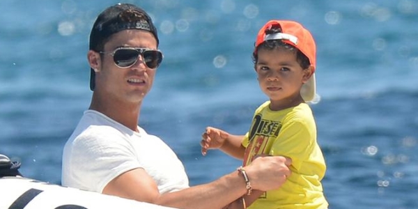 
	Cris Ronaldo muốn con trai nối nghiệp quần đùi áo số