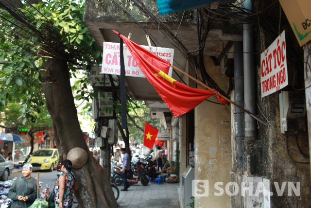 Cả nước chính thức treo cờ rủ để tang Đại tướng Võ Nguyên Giáp