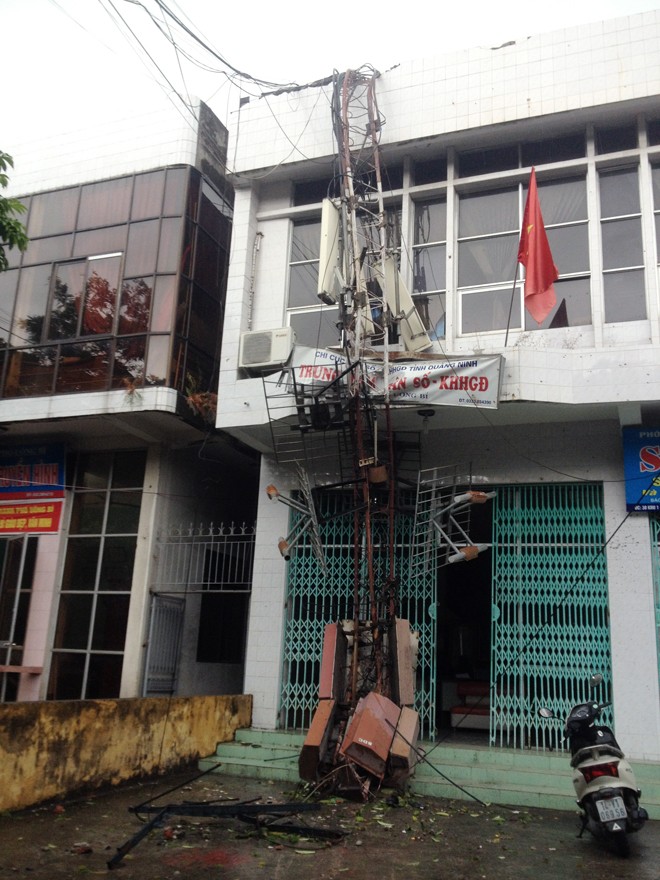 
	Cột phát sóng của Đài phát thanh và truyền hình Uông Bí nằm trên đường Thanh Sơn, phường Thanh Sơn, thành phố Uông Bí bị bão quật đổ rạng sáng 11/11. Phần ngọn quặt xuống trước mặt tiền một ngôi nhà (Ảnh Tri thức)