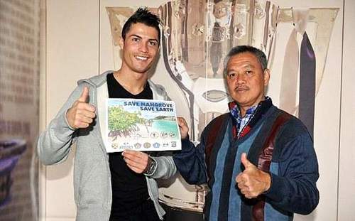 	Cris Ronaldo tham dự lễ hội trồng cây tại Indonesia