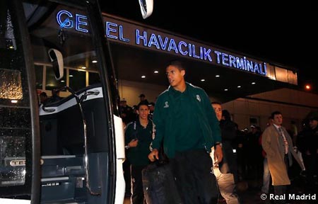 Coi thường Galatasaray, Cris Ronaldo bỏ khách sạn tìm vui