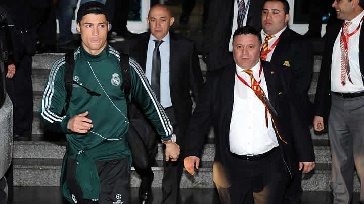 Coi thường Galatasaray, Cris Ronaldo bỏ khách sạn tìm vui