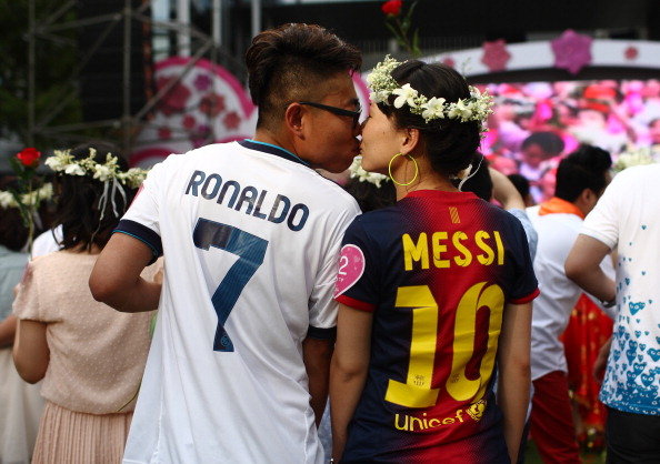 
	"Cris Ronaldo" cưới "Messi"