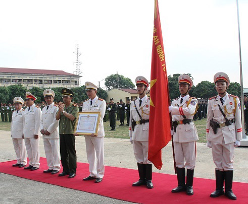 Thứ trưởng Thường trực Đặng Văn Hiếu trao Bằng Huân chương Bảo vệ Tổ quốc hạng nhì cho lãnh đạo Trung đoàn CSCĐ Đông Bắc Bộ.