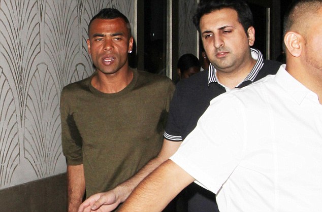 
	Ashley Cole ướt đẫm 2 bên nách vì quá mải ăn chơi