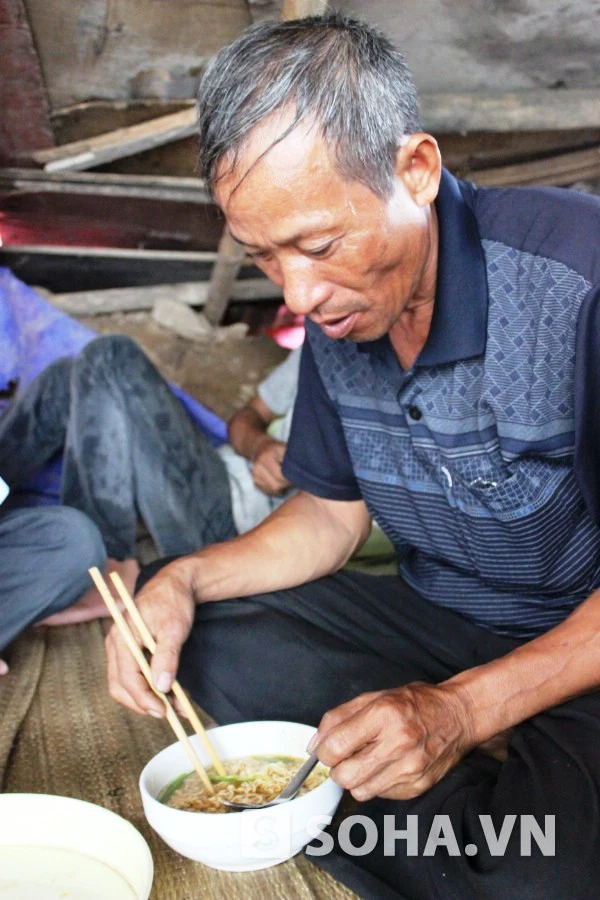 	Nhưng đằng sau niềm tự hào về hai cậu con trai sinh đôi đỗ đại học Y Hà Nội và ĐH Bách khoa là nỗi lo, băn khoăn, trằn trọc của người cha nghèo mưu sinh trên thành phố.