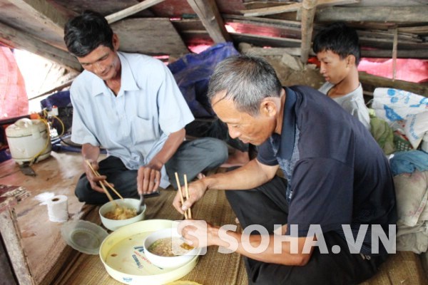 Bữa ăn đạm bạc cho qua buổi trưa ngày mưa bão. Bác Định nói: 