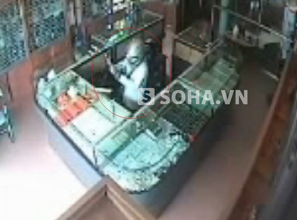 
	Hình ảnh đối tượng Bùi Văn An đập kính cướp tiệm vàng Hanh Thúy (ảnh cắt từ clip)