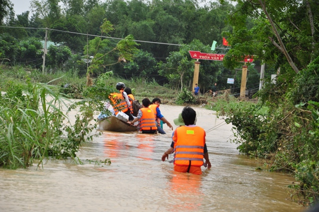 
	Nhiều thôn, xóm ở Quảng Ngãi bị cô lập, đoàn cứu trợ đi xuồng máy, mang mì tôm, nước uống tới cho đồng bào.